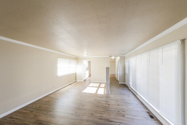 Building Photo - Charming 3 Bedroom