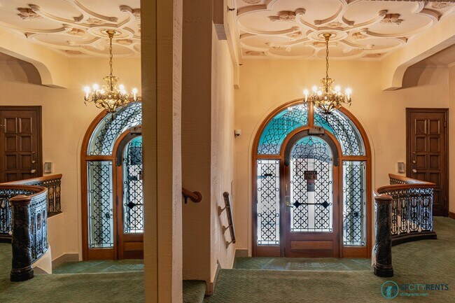 Building Photo - Union Square: Remodeled 1 Bed 1 Bath Corne...