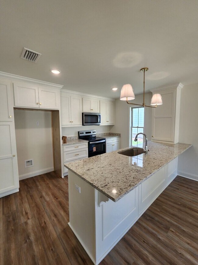 Foto del edificio - !!New Construction!! NEAR Pinegrove Elementary/Middle - 4BR Home with Granite Countertops, LVP Fl...