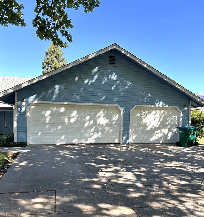 Building Photo - 3 bed/ 2 bath home between The Avenues and Amber Grove