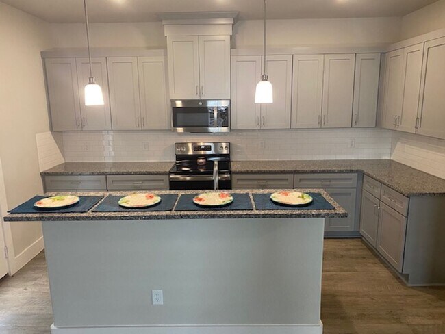Building Photo - 4/2.5/2 - GREAT LOCATION near downtown and...