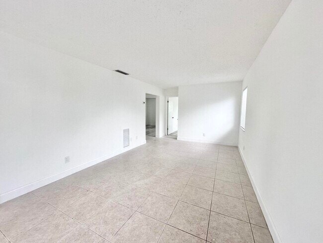 Foto del edificio - 906 Foresteria Dr