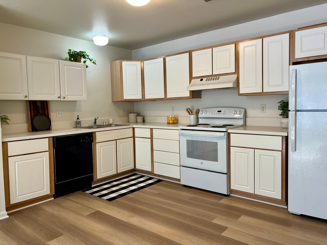 Primary Photo - Isle Royal Apartments