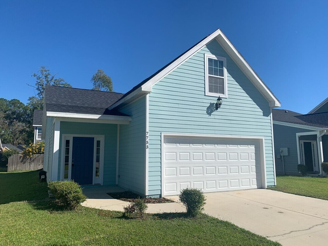 Primary Photo - Remodeled three bedroom two bath home with...