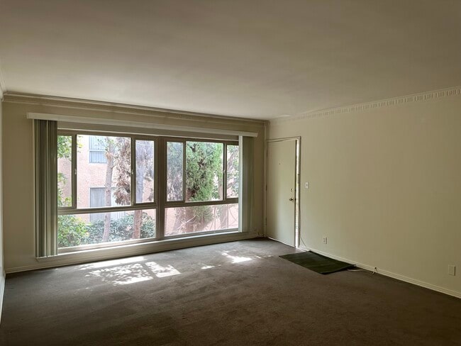 Building Photo - 548 Kelton Ave
