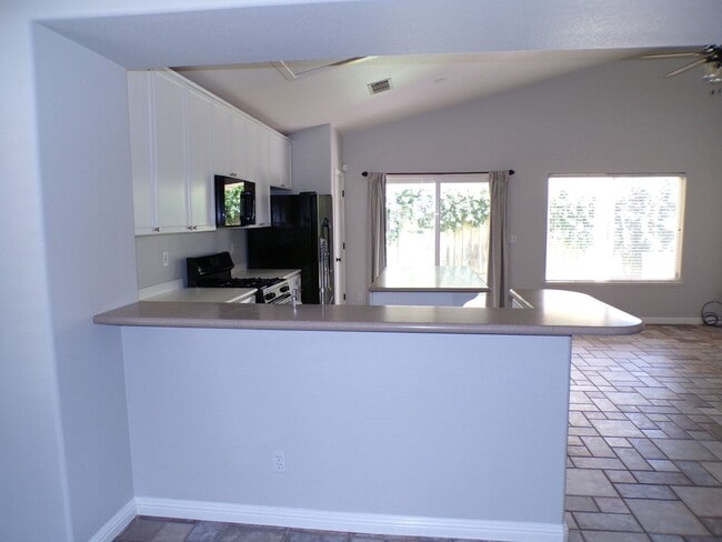 Building Photo - Beautiful East Modesto Home located in Sylvan School District