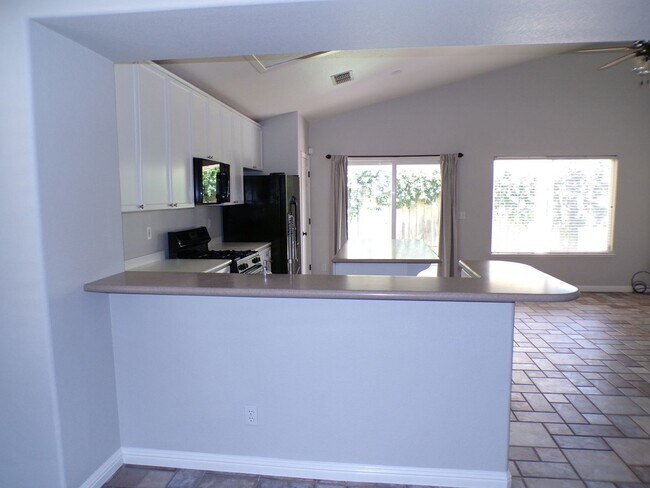 Foto del edificio - Beautiful East Modesto Home located in Sylvan School District