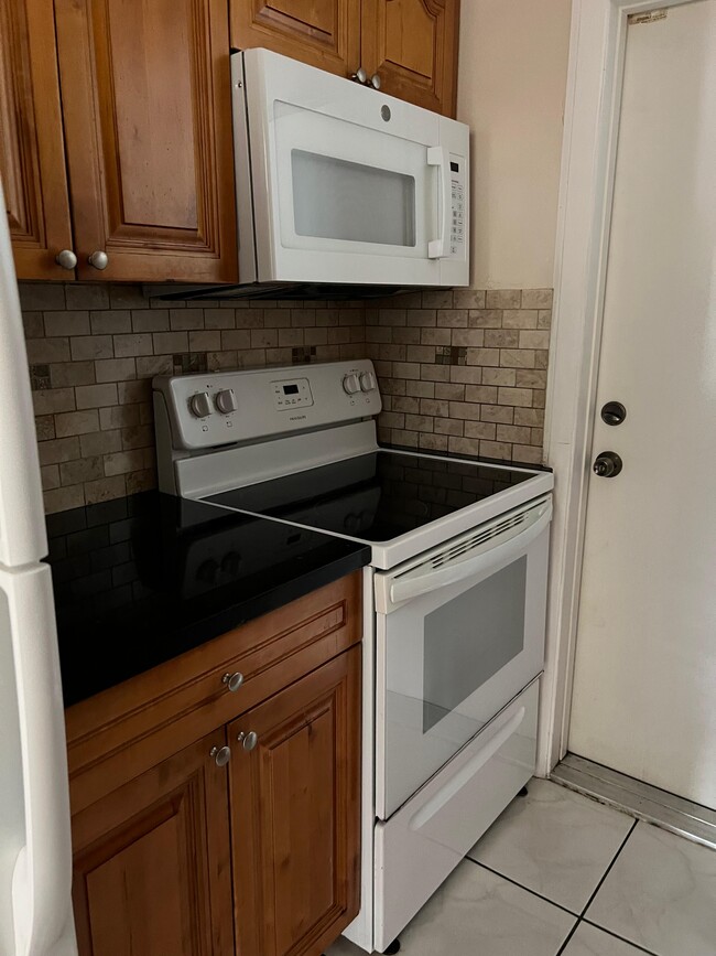 Building Photo - 685 Miller Dr