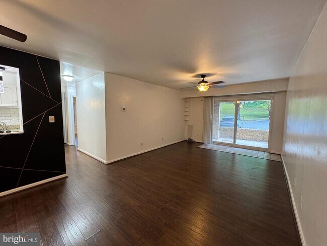 Foto del edificio - 5916 Cove Landing Rd