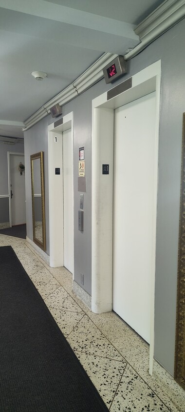 Ascensores del vestíbulo - 25 Grand Ave
