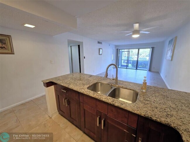Foto del edificio - 2320 S Cypress Bend Dr