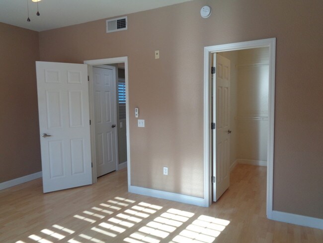 Foto del edificio - 4455 E Paradise Village Pkwy S