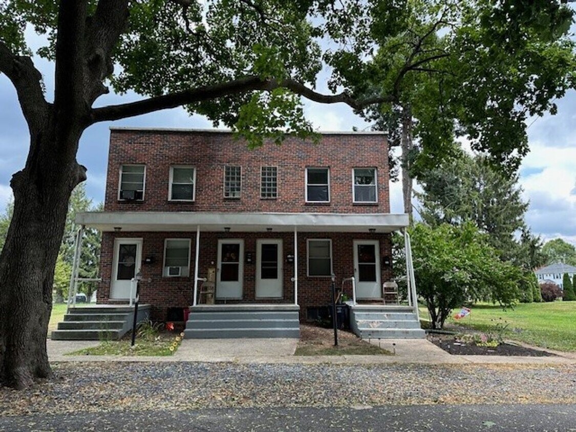 Primary Photo - 2nd Floor 2 Bed 1 Bath Apt Located On N 2n...
