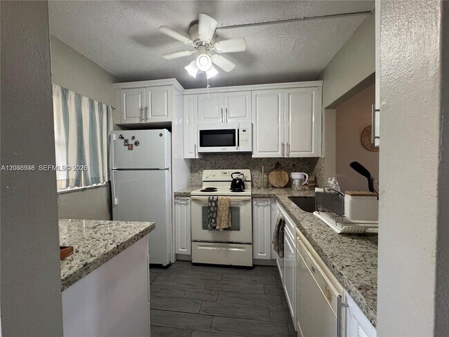 Building Photo - 9450 Poinciana Pl