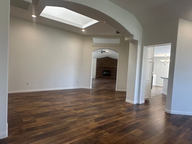 Building Photo - READY NOW! Corner home with a private SPAR...