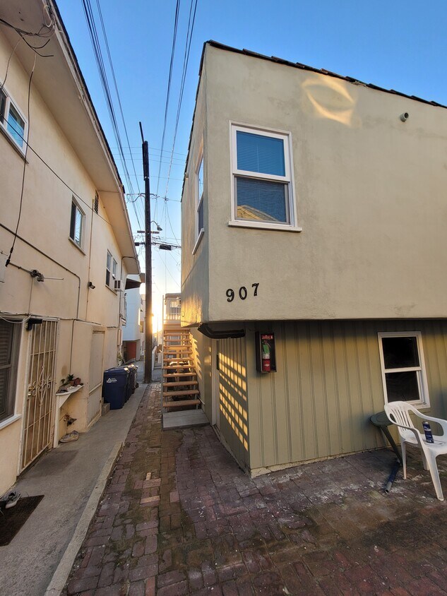 Primary Photo - 907 Monterey Blvd