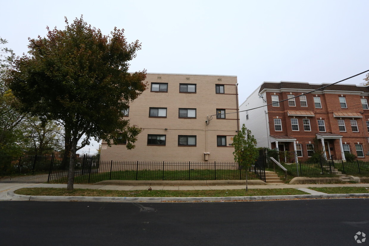 Building Photo - 920 Bellevue St SE