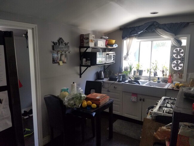 KITCHEN - 523 E 21st St