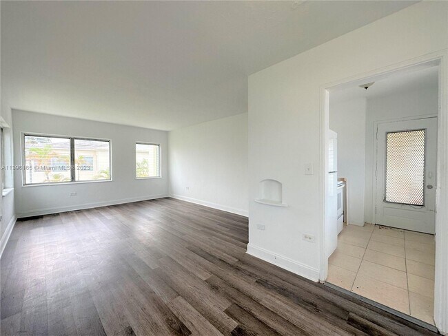 Building Photo - 1920 Biarritz Dr