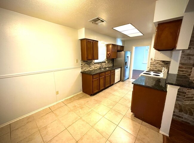 Building Photo - 18 Brookflower Rd