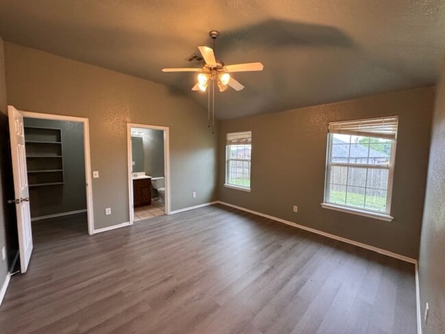 Building Photo - 3 bed 2 bath, great colors, furnishings and amenities!  Storm Shelter! Moore Schools , call us to...