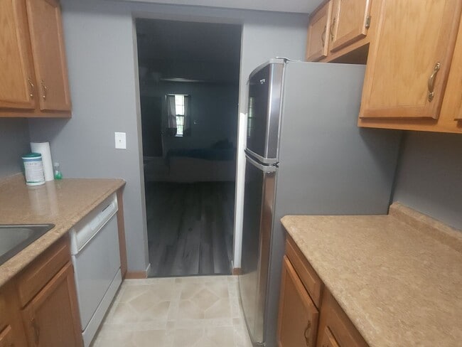 Building Photo - 2 bedroom 1.5 Bath townhome with 1 car gar...