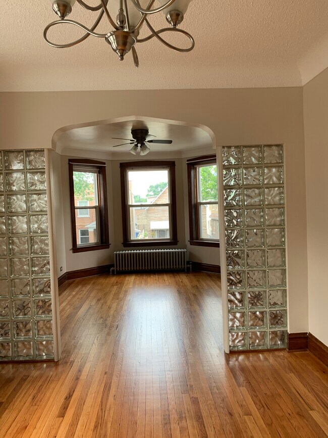 LIVING ROOM - 3530 W Evergreen Ave