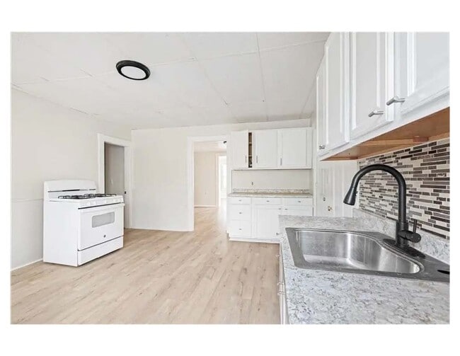 Photo - 411 Rathbun St (Woonsocket, RI) Apartment
