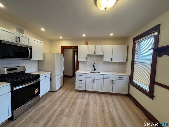 Foto del edificio - 120 Burritt Ave