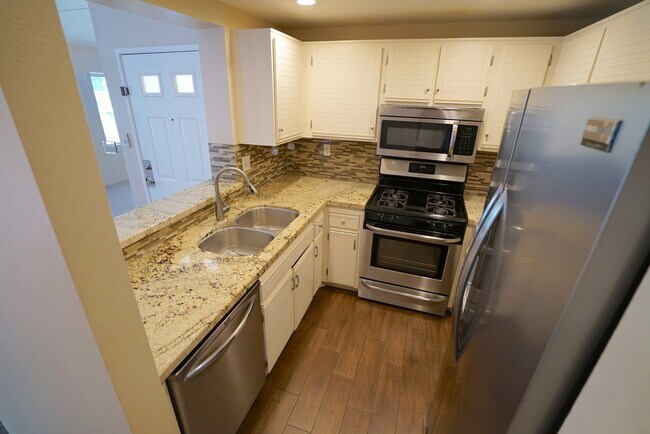 Building Photo - Siena Villas Valencia 2-Bedroom + Loft Con...