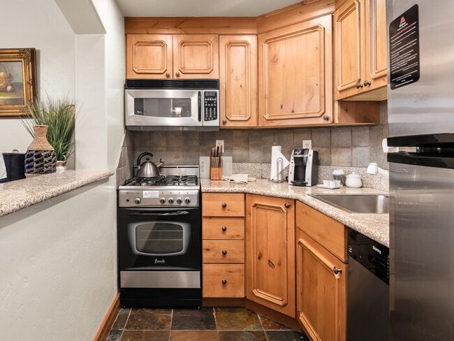 Building Photo - Villa 3073 1 Bed 1 Bath Full Kitchen New
