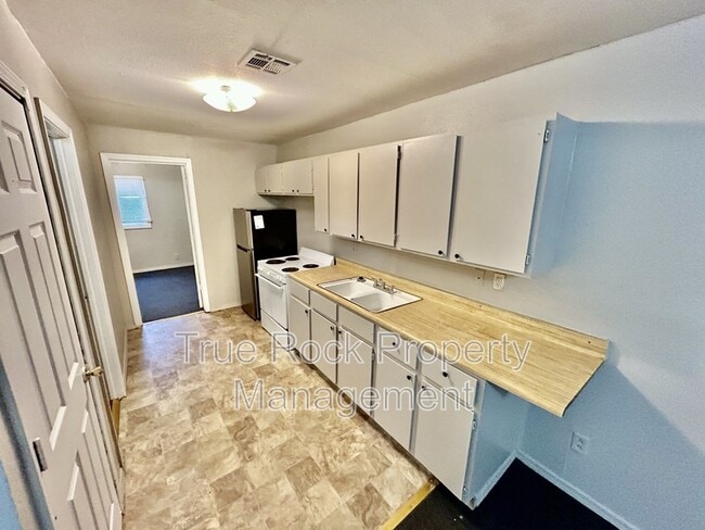 Building Photo - 608 W 4th St