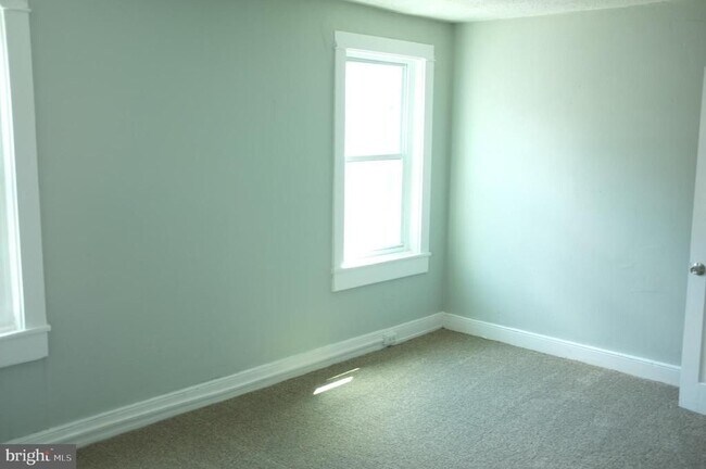 Building Photo - 463 Manor St