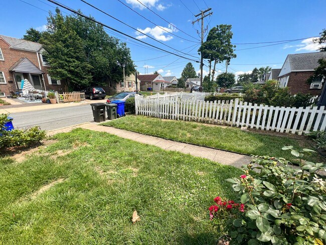 Foto del edificio - Charming 2 Bed 2 Bath Brick Townhome With A Fully Fenced Yard In Beautiful Foxcroft Heights