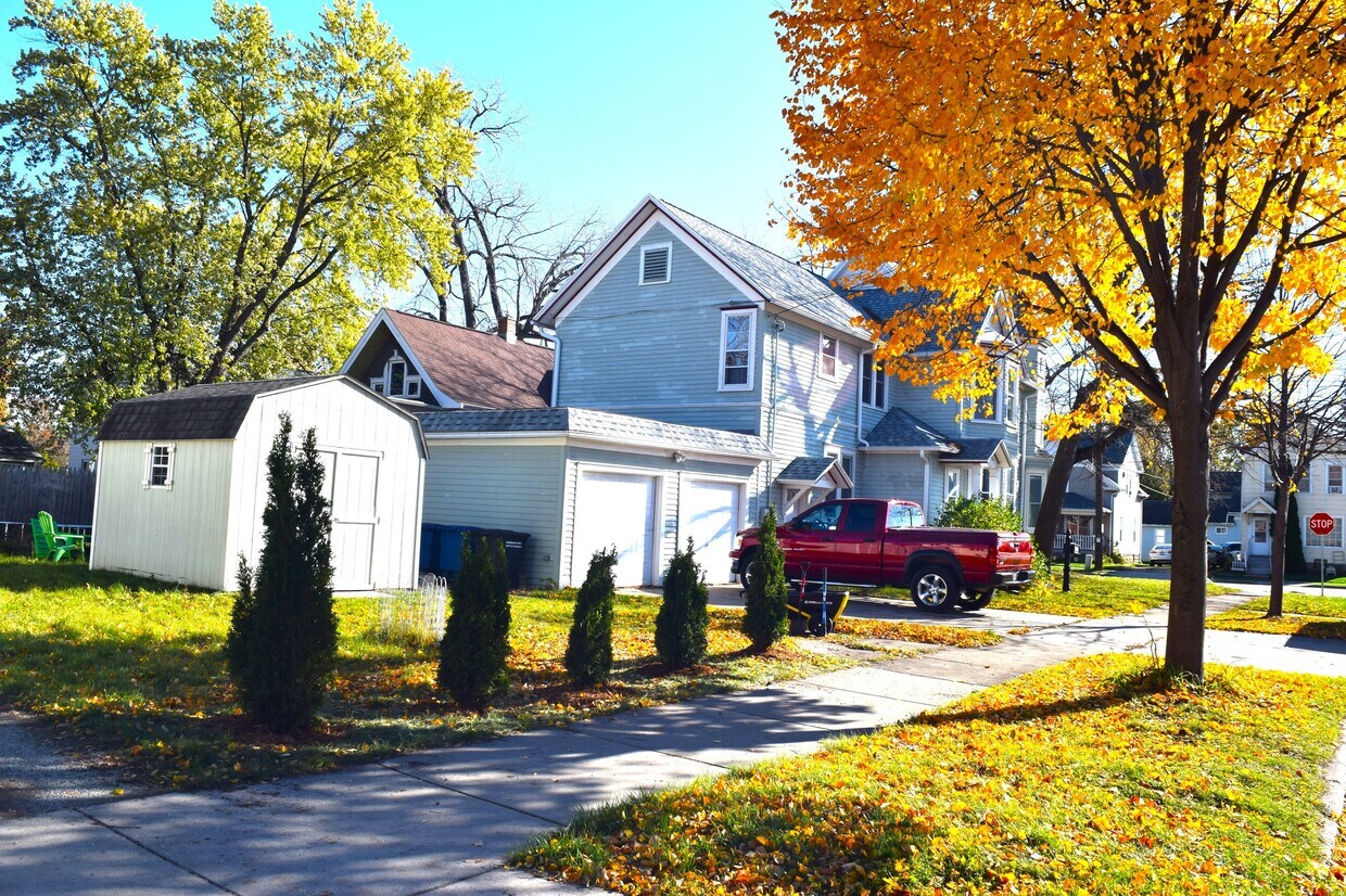 Foto principal - 102 E Irving Ave