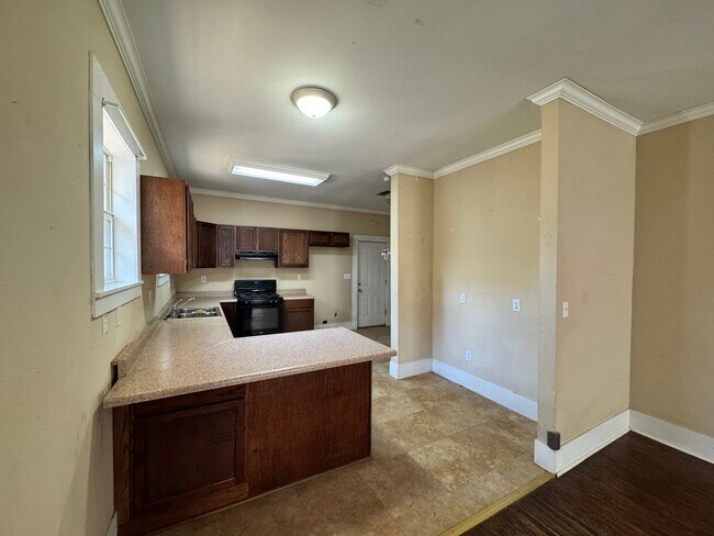 Building Photo - Super cute Highland home!