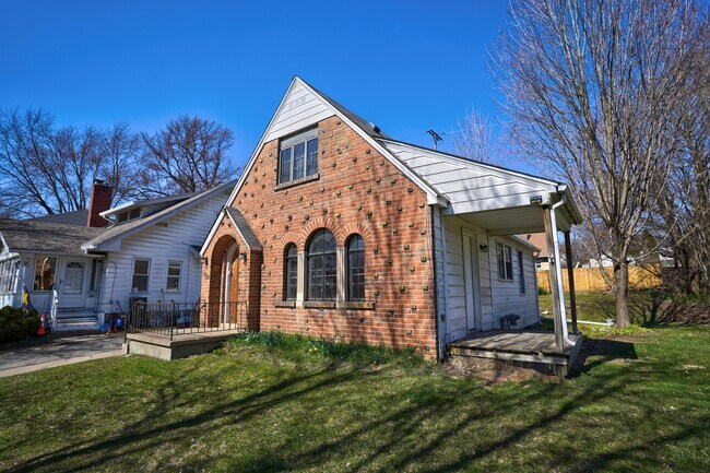 Building Photo - 2424 Thomas St
