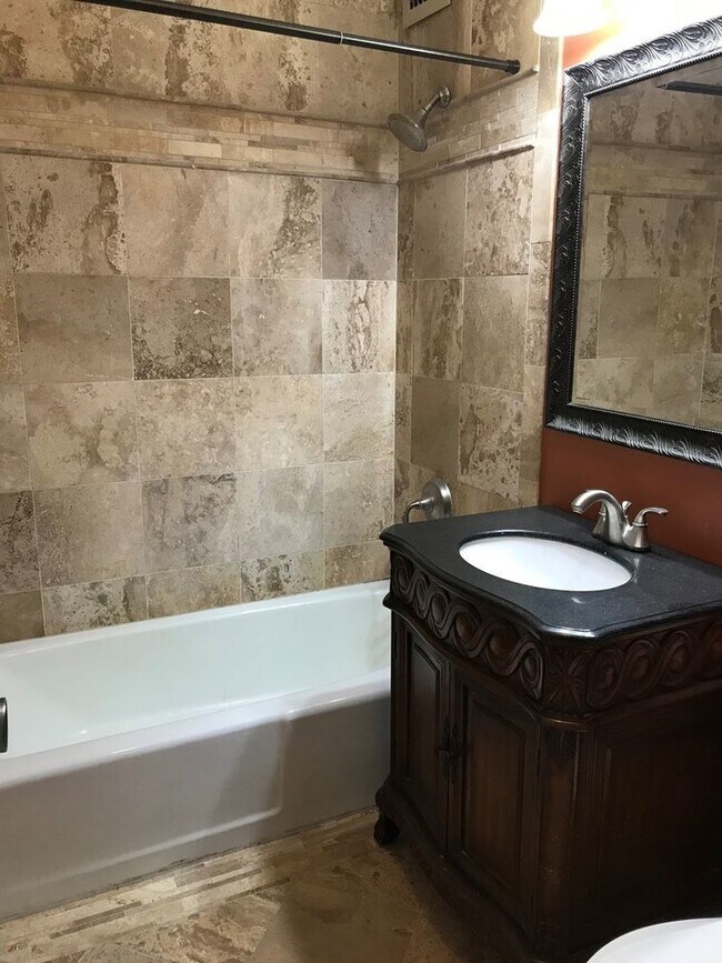 Foto del edificio - 1700 E 56th St