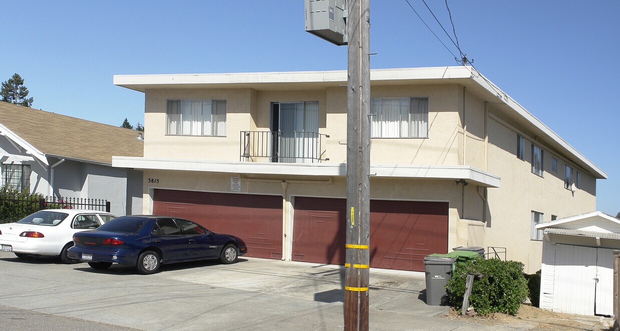 Building Photo - 3815 Lincoln Ave