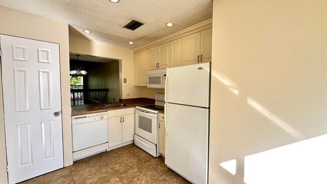 Building Photo - 2548 Riverside Dr
