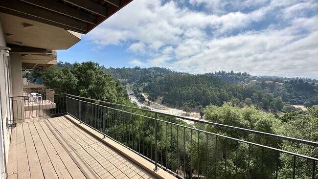 Foto del edificio - Spacious 4-Story Townhouse with Panoramic ...