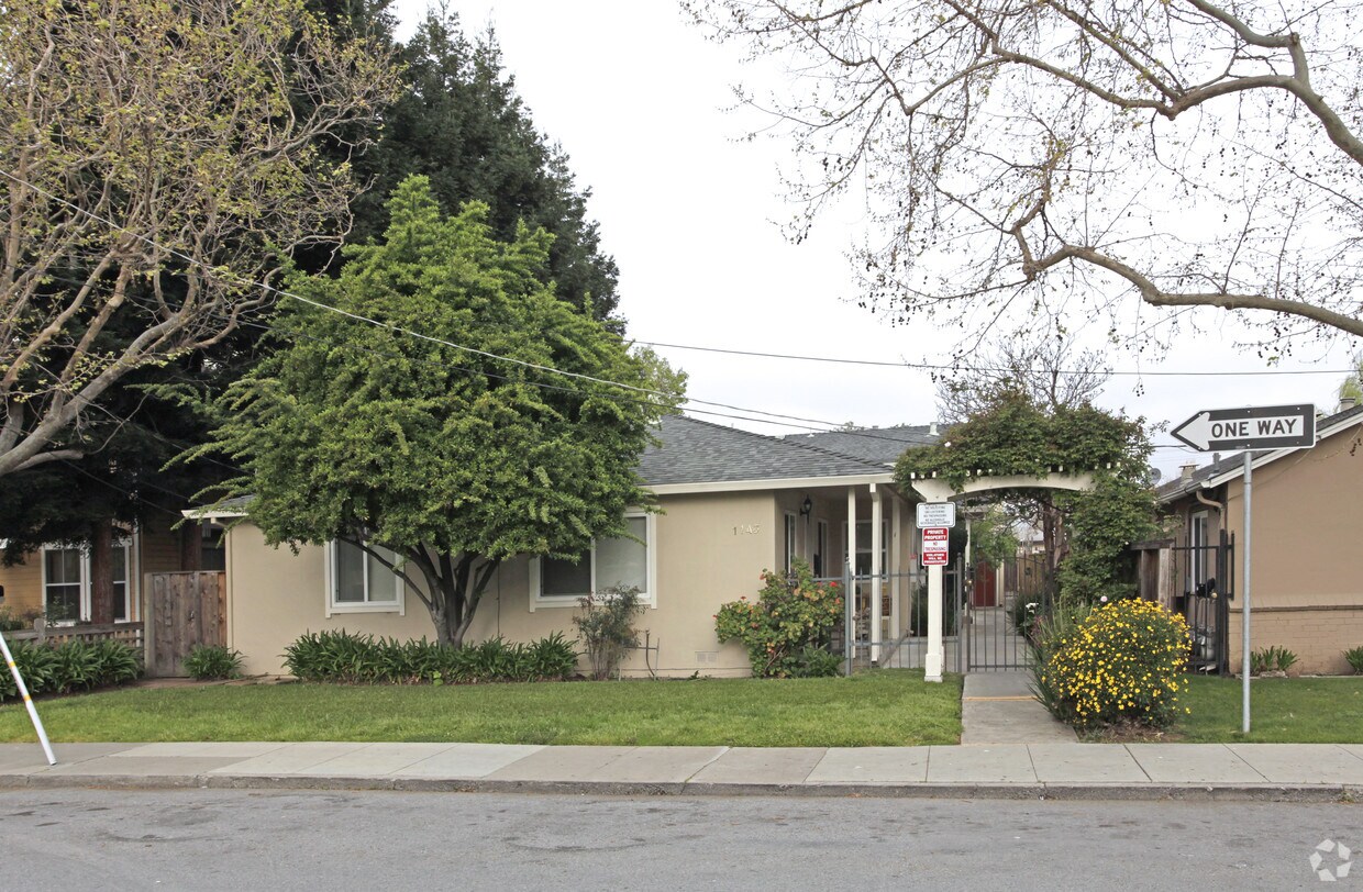 Foto del edificio - 1143 Willow Rd