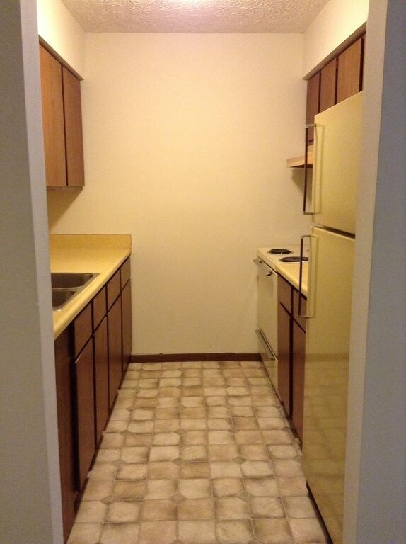 624 E Hopocan Ave, Barberton, OH 44203 Room for Rent in Barberton, OH