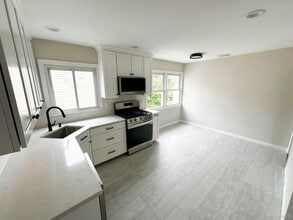 Building Photo - 21 Batavia Pl