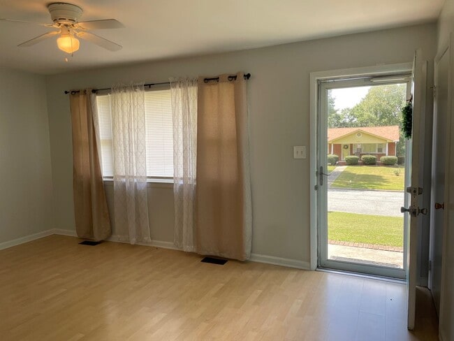 Foto del edificio - BEAUTIFUL 3 BED, 1.5 BATH BRICK HOME LOCAT...