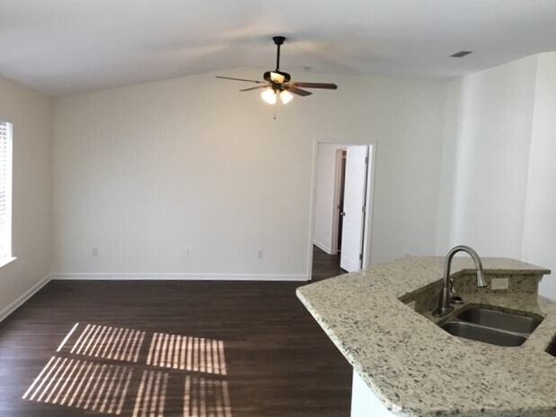 Foto del edificio - 351 N Twin Maple Rd