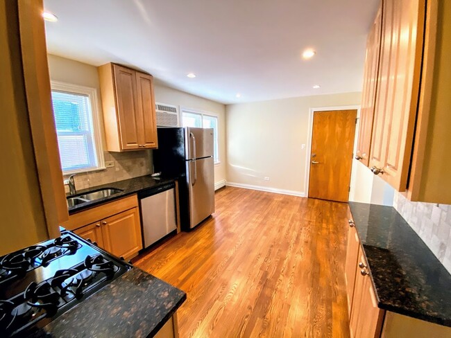 Foto del edificio - 2546 N Laramie Ave