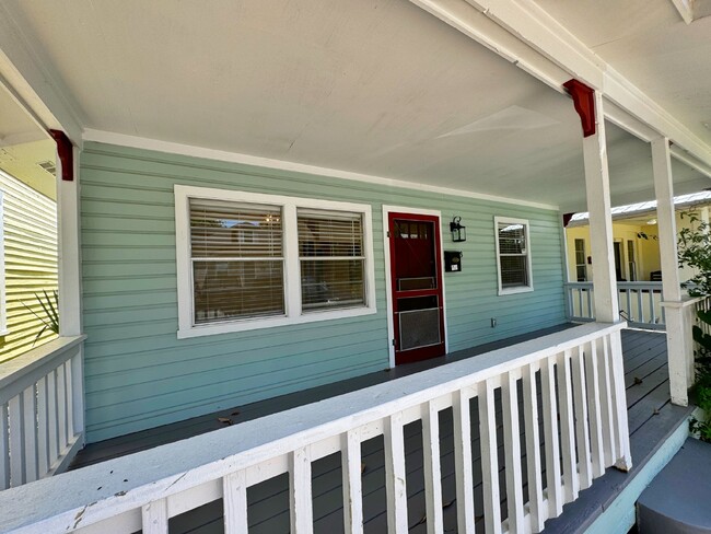 Building Photo - Newly remodeled Licolnville cottage in his...