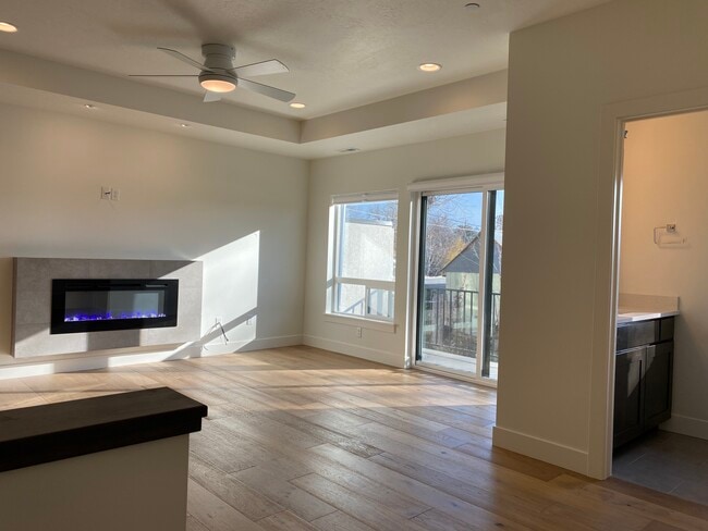 Building Photo - 6996 S Brookhill Dr