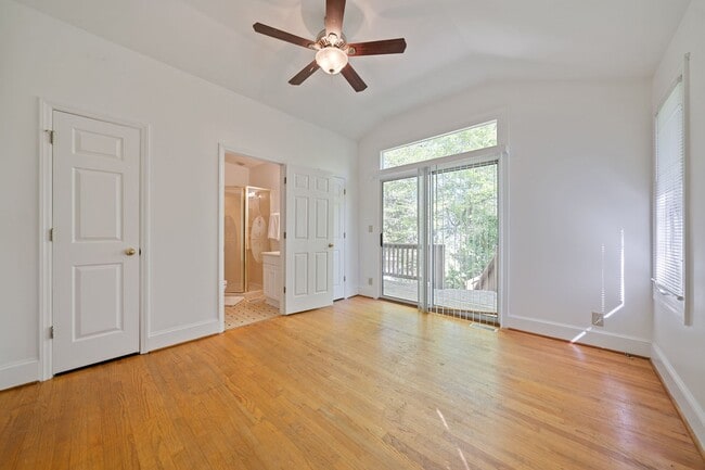 Building Photo - Updated Chapel Hill House, 3 Blocks From F...